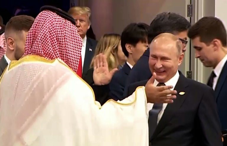 Hai nhà lãnh đạo vui vẻ bắt tay. Ảnh: AFP/Getty. 