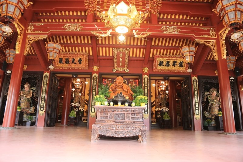 Chánh điện chùa mang nét kiến trúc truyền thống với hệ thống kèo cột, rui mè đỡ mái giống như kiểu nhà rường Việt Nam.