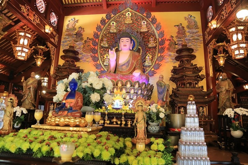 Phía trong cùng của chánh điện là hình ảnh Đức Phật A Di Đà được tôn trí uy nghiêm trên đài sen, hai bên là hình ảnh các vị  La Hán.