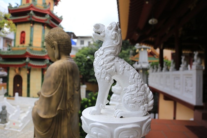 Những con nghê màu trắng, điêu khắc tinh xảo được trang trí quanh hành lang chùa.