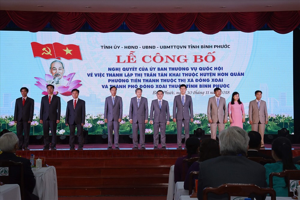 Lãnh đạo Thành uỷ, chính quyền TP Đồng Xoài ra mắt tại lễ công bố. Ảnh: Nguyễn Quang Hùng