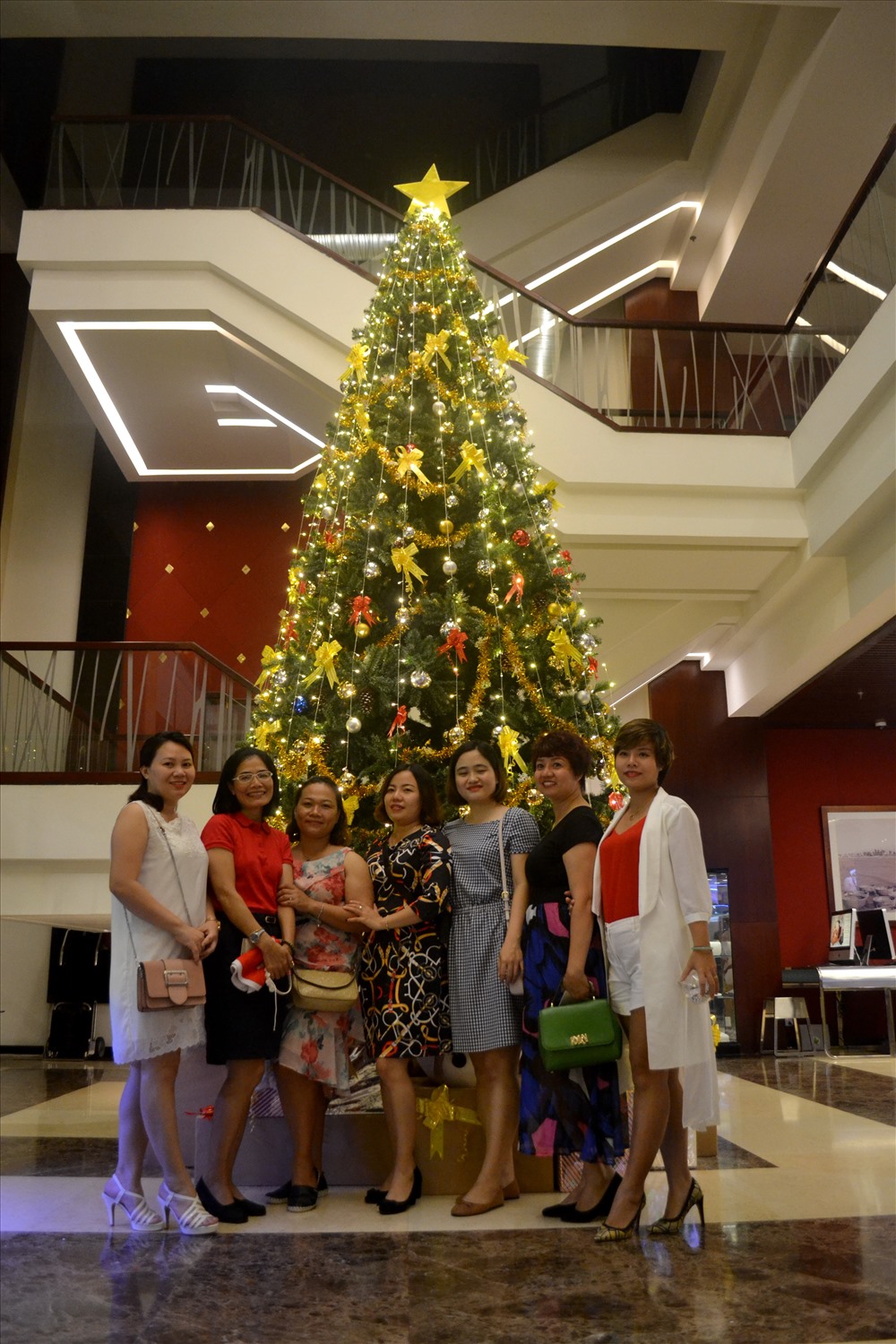 Cây thông Noel được thắp lên trong niềm vui hân hoan của mọi người. Ảnh: Châu Tường