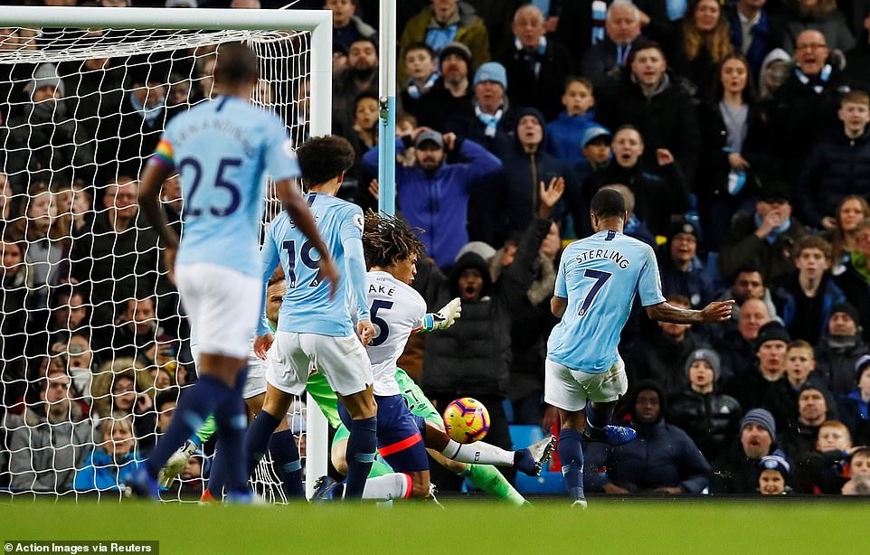 Sterling ghi bàn nâng tỷ số lên 2-1. Ảnh: Reuters.