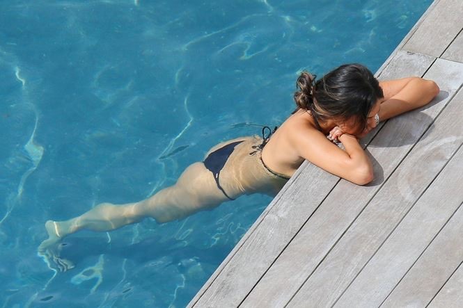 Eiza Gonzalez xuất hiện tại một bể bơi ở với bikni bé xíu khoe vóc dáng cực sexy.