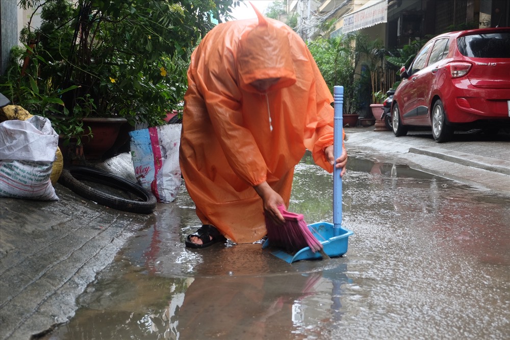 Ông Thắng - tổ 36 phường Vĩnh Trung đang dọn dẹp nhà sau trận ngập nước ngày 9.12.