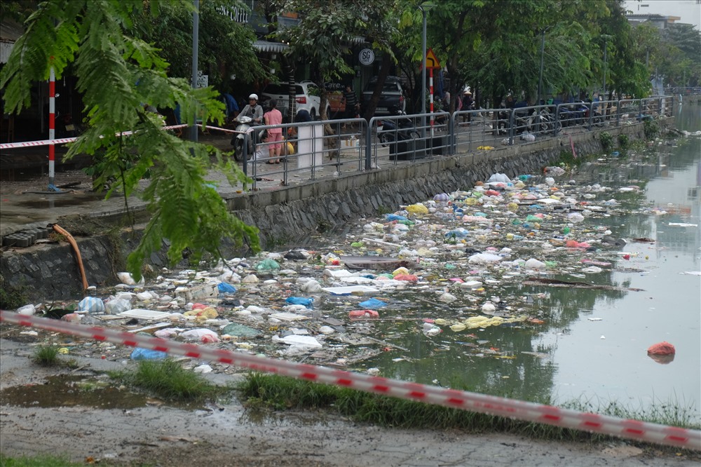 Hồ điều tiết nước trên đường Hàm Nghi đầy rẫy rác thải.