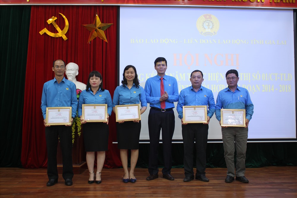 TBT báo Lao Động ông Nguyễn Ngọc Hiển trao tặng giấy khen cho các tập thể và cá nhân công đoàn Gia Lai có thành tích trong các chương trình phối hợp. Ảnh Đình Văn