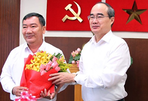 Bí thư Thành ủy TPHCM Nguyễn Thiện Nhân trao quyết định cho đồng chí Trần Văn Thuận.  Ảnh: S.Hải