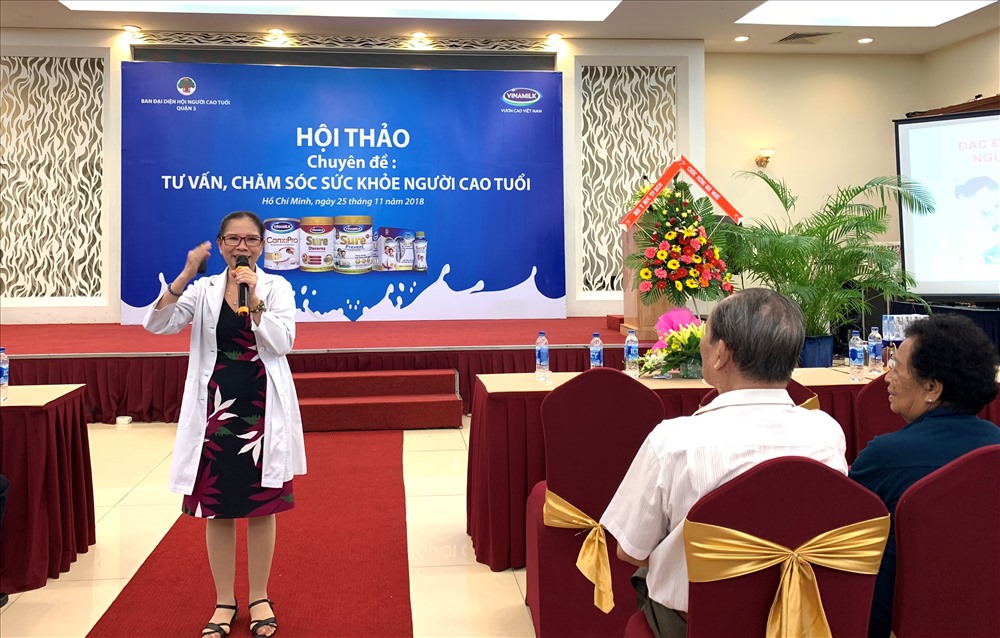 BS Chuyên khoa 1 – Phó Trưởng khoa Dinh dưỡng lâm sàng TP.HCM Nguyễn Thị Ánh Vân chia sẻ kiến thức với người tham dự hội thảo