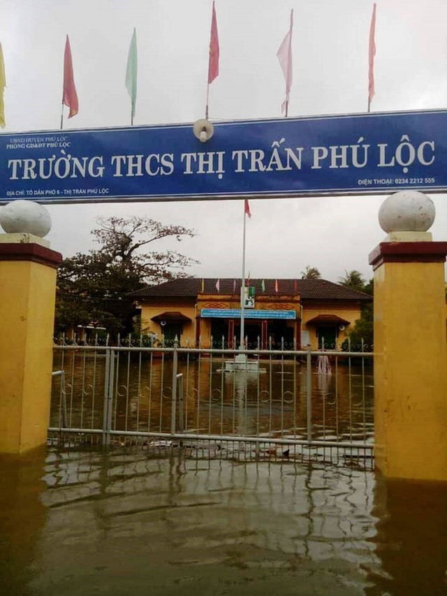 Trường THCS thị trấn Phú Lộc (Phú Lộc) bị ngập cục bộ sáng 10-12. - Ảnh: Hồng Phúc.