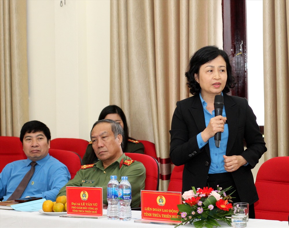 Đồng chí Nguyễn Khoa Hoài Hương - Chủ tịch LĐLĐ tỉnh Thừa Thiên - Huế phát biểu tại hội nghị. Ảnh: Hưng Thơ.