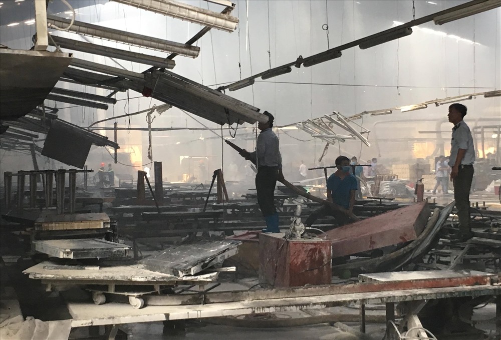 Vụ hỏa hoạn đã thiêu rụi nhiều máy móc và vật liệu của công ty gỗ.