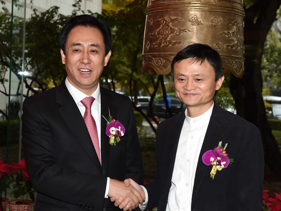 Theo công bố của tạp chí Forbes, ông Hứa Gia Ấn sở hữu khối tài sản trị giá 36,7 tỉ USD, đứng vị trí thứ 20 trong danh sách những người giàu nhất thế giới, xếp lần lượt sau đó là Jack Ma – ông chủ của Tập đoàn Alibaba với 35,4 tỉ USD và Mã Hóa Đằng – Chủ tịch Tập đoàn công nghệ Tencent với 35,3 tỉ USD.