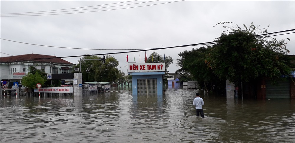 Đến chiều nay (10.12) nhiều nơi ở Quảng Nam vẫn còn chìm sâu trong nước lũ. Ảnh: Đ.V