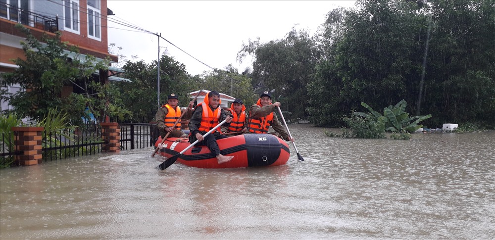 Lực lượng CSCĐ dùng xuồng phao chèo tay để đi lại trong các khu dân cư bị ngập lụt. Ảnh: Đ.V
