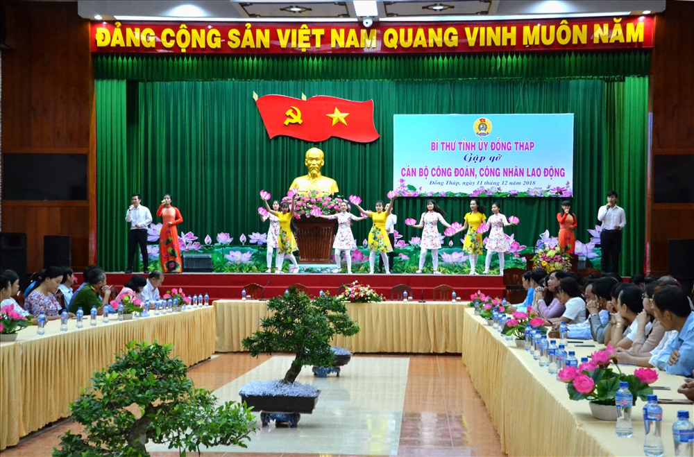 Buổi Gặp gỡ được mở màn bằng màn trình diễn văn nghệ do đoàn viên LĐLĐ tỉnh Đồng Tháp thực hiện. Ảnh: Lục Tùng