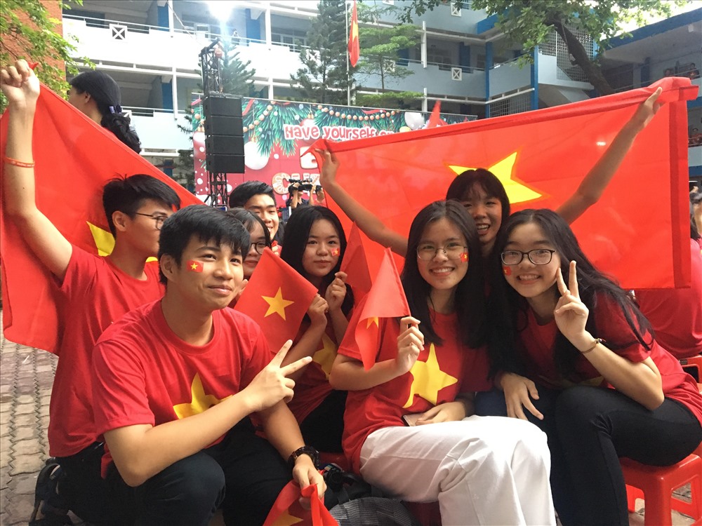 Các em học sinh thể hiện tình  yêu với đội  đtuyển Việt Nam