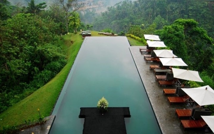 1. Alila Ubud và vườn Ubud Hanging, Bali:Khu nghỉ mát 5 sao mênh mông này có hồ bơi vô cực giữa khung cảnh hoang dã của rừng nhiệt đới, tạo cho người bơi cảm giác lâng lâng, khó tả, và ấn tượng sâu sắc về một Bali hoang sơ.