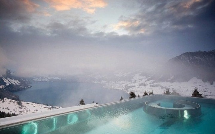3. Khách sạn Villa Honegg (Thụy Sĩ): Khách sạn, đặc biệt là hồ bơi ngoài trời tuyệt đẹp này với tầm quan sát toàn cảnh thung lũng bên dưới, bao quanh bởi những ngọn núi đầy tuyết hùng vĩ quanh năm của Thụy Sĩ sẽ luôn làm cho tinh thần của du khách hưng phấn. 