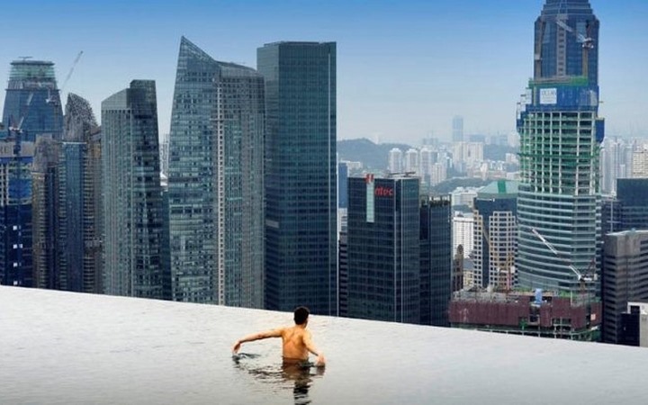 4. Marina Bay Sands Resort (Singapore): Nằm ở tầng 57 của một trong những khách sạn đắt nhất Singapore, hồ bơi vô cực Marina Bay Sands Sky Park tựa trên 3 tòa tháp của khách sạn, không chỉ được coi là hồ bơi lớn nhất thế giới ở độ cao này, mà còn được biết đến với tầm nhìn toàn cảnh đặc biệt của thành phố. Bơi ở đây, người ta cảm thấy như nổi trên đầu của thế giới và không phải ai cũng dám bơi đến mép nước.