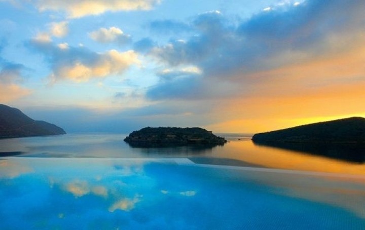 6. Blue Palace Resort & Spa (Greece):Nơi đây có thể ngắm hồ bơi vô cực nhìn ra biển Aegean mà vào những tháng mùa xuân và mùa thu, nước được hâm nóng tới 79 - 82 độ. Còn gì bằng khi vừa thư giãn thưởng thức đồ uống vừa ngâm mình trong hồ bơi vô cực sang trọng và chiêm ngưỡng phong cảnh thanh bình của đảo Spinalonga.