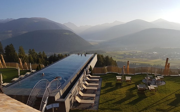 8. Bể bơi của khách sạn Hubertus, nam Tyrol, (Italy):Nằm ở độ cao 12 m so với mặt đất, mang đến cho du khách tầm nhìn toàn cảnh dãy núi Dolomites và cảnh quan thiên nhiên xung quanh nó. Bể bơi được thiết kế với lớp kính dưới đáy trong suốt, giúp người bơi có cảm giác như đang được bơi lội giữa không trung. Ảnh:Yimg.