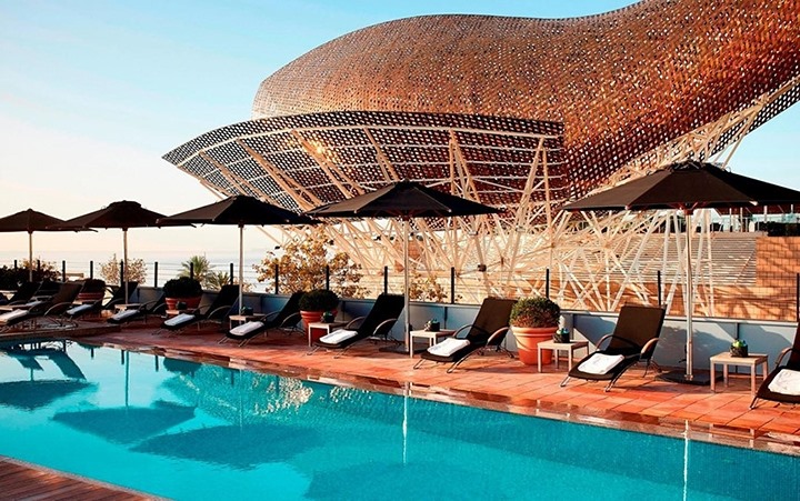 9. Khách sạn Arts, Barcelona, (Tây Ban Nha):Một bể bơi trên sân thượng có tầm nhìn ra biển rất đẹp khiến du khách luôn có cảm giác thư thái khi nghỉ tại đây. Đắm mình trong làn nước, du khách vừa có thể ngắm nhìn biển vừa có thể chiêm ngưỡng tác phẩm điêu khắc độc đáo Peix d’Or (cá vàng) của kiến trúc sư Frank Gehry. Ảnh: Hotelartsbarcelona.