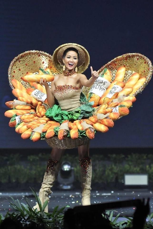 Tối 10.12, H'Hen Niê và hơn 90 thí sinh Miss Universe 2018 bước vào phần thi trang phục dân tộc. Với màn trình diễn bộ trang phục “Bánh mì“, đại diện Việt Nam gây được nhiều ấn tượng tại phần thi này. 