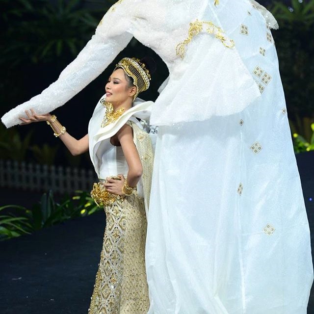 Đại diện nước chủ nhà Thái Lan với bộ trang phục dân tộc lấy cảm hứng từ hình ảnh chú voi khổng lồ. 