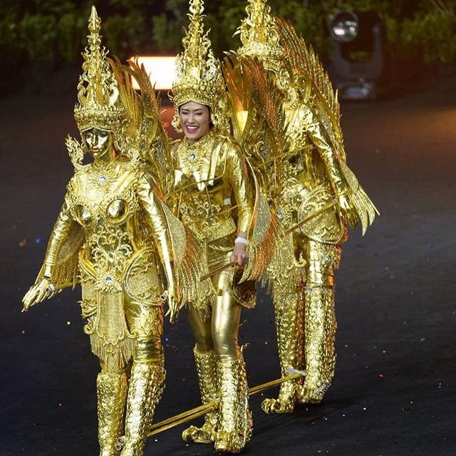 Đại diện Lào khiến khán giả bất ngờ với bộ trang phục kèm hai bức tượng đồ sộ. 