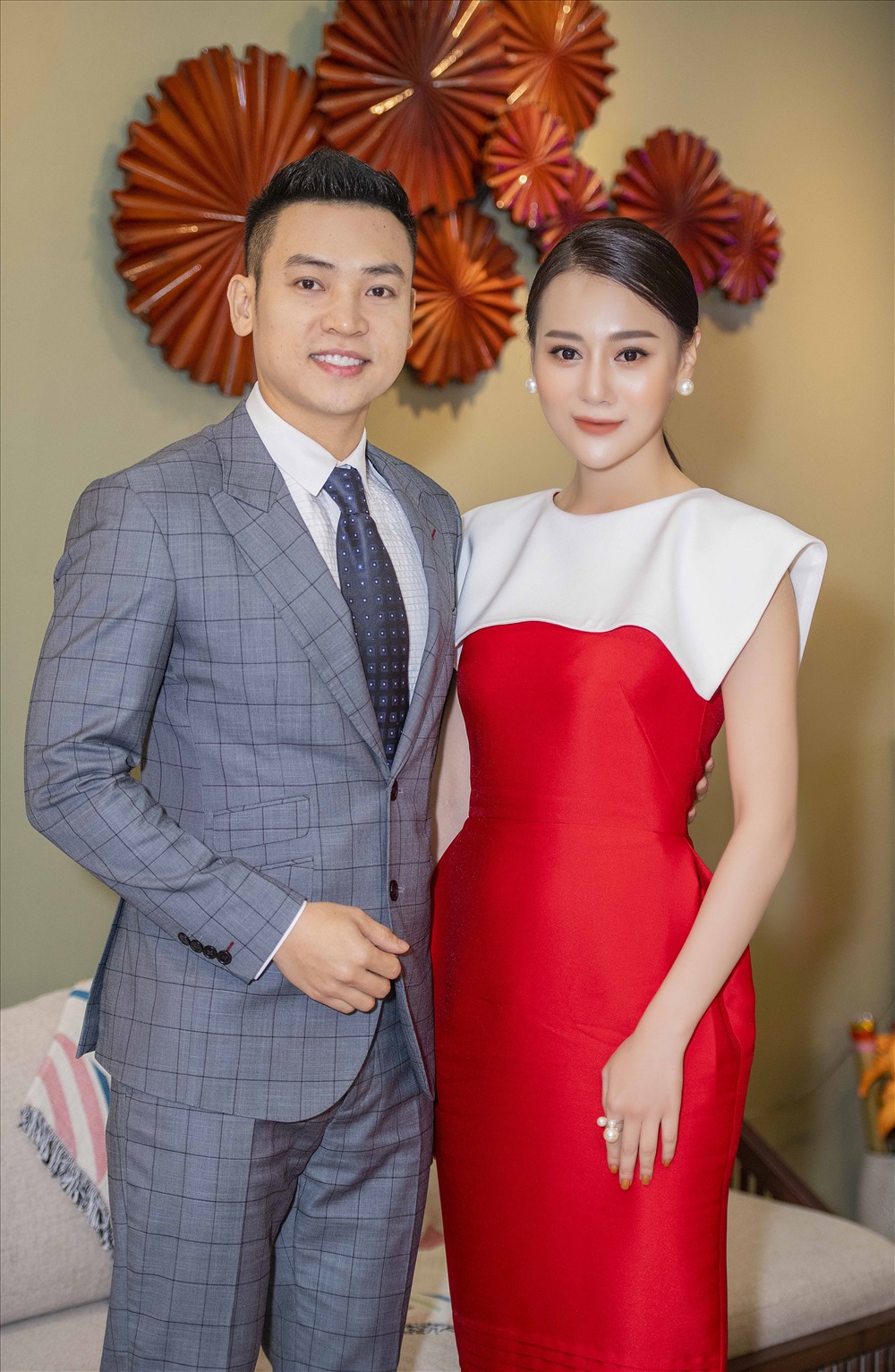 Lần đầu gặp gỡ Phương Oanh, ca sĩ Duy Khoa hào hứng trò chuyện đồng thời bày tỏ ấn tượng với vai diễn của người đẹp trong phim “Quỳnh búp bê“.