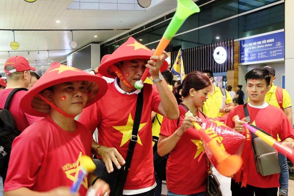 Tất cả đều được chuẩn bị chu đáo từ đặt chỗ ngồi lý tưởng xem các trận cầu đầy kịch tính đến các băng rôn, cờ phướn, áo thun cổ động, kèn trống…