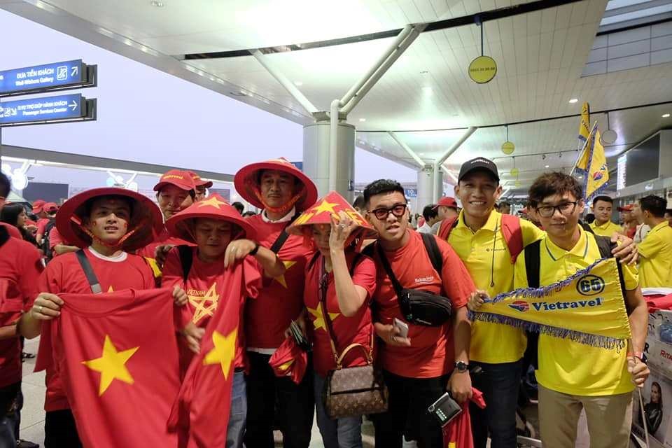 Người hâm mộ Việt Nam “ráo riết” chuẩn bị lên đường sang Malaysia cổ vũ cho đội tuyển nước nhà