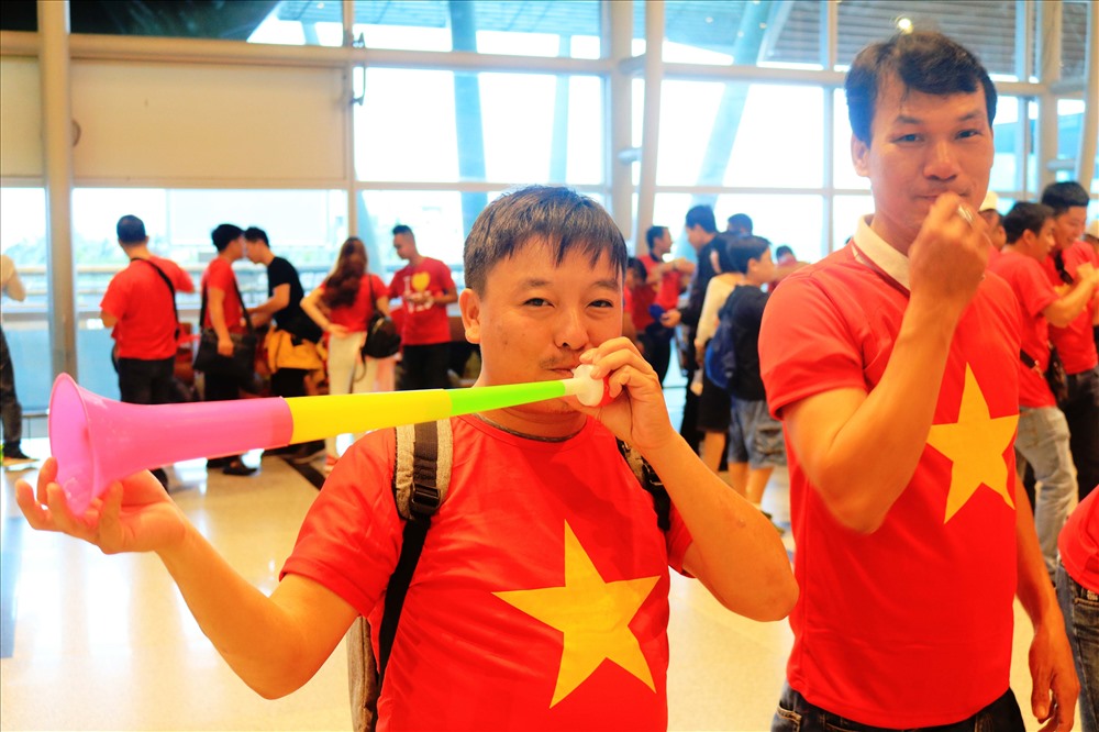 Cổ động viên Việt Nam phấn khởi trước giờ lên đường sang Malaysia cổ vũ đội tuyển Việt Nam.