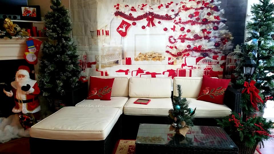 Không gian phòng khách đẹp ấn tượng với sắc đỏ - trắng làm màu chủ đạo.