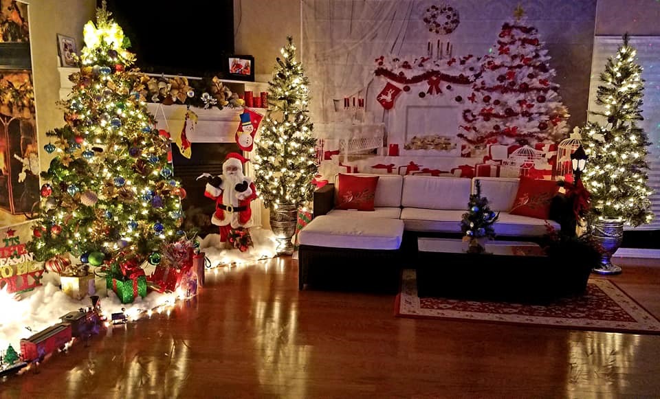 Cây thông Noel được chị và con gái trang trí rực rỡ với rất nhiều quả châu, ruy băng, đèn nháy và nhiều hộp quà có lời chúc Giáng sinh ngọt ngào đặt phía dưới.
