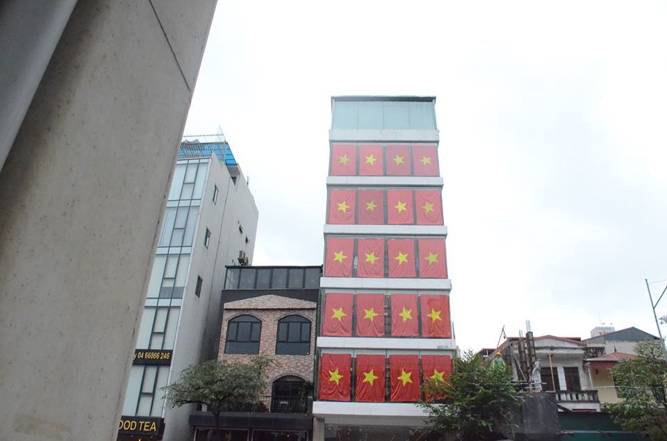 Một cửa hàng kinh doanh quần áo ở quận Hà Đông treo rất nhiều cờ đỏ sao vàng loại lớn.