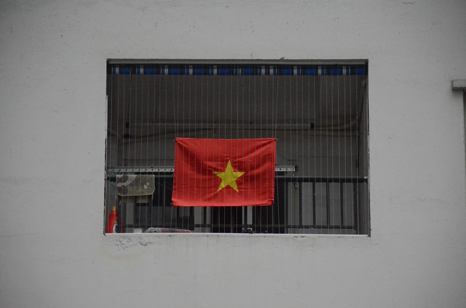 Hình ảnh cờ đỏ sao vàng được người hâm mộ treo bên ngoài cửa sổ khu chung cư Linh Đàm. Những lần diễn ra các giải bóng đá trước, cư dân tại đây cũng đã nhiều lần thuê màn hình LED để phục vụ người hâm mộ.