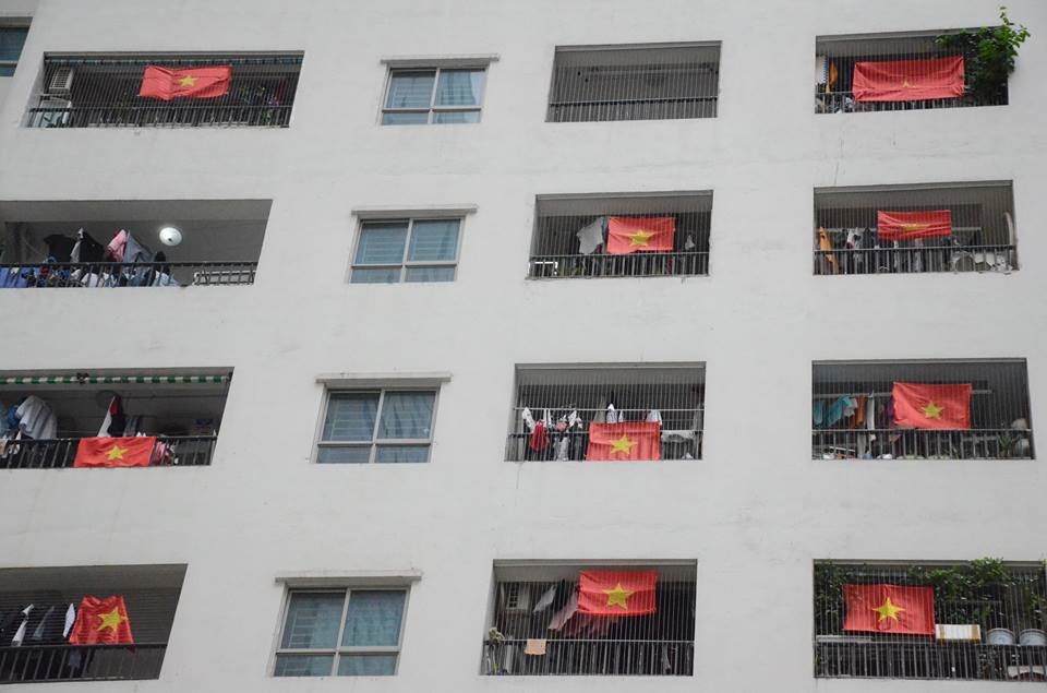 Anh Định (tòa nhà HH1A Linh Đàm) chia sẻ: “Để “tiếp lửa” cho các cầu thủ, chúng tôi đã hô hào cư dân cùng nhau treo cờ Tổ quốc ở lô gia mỗi căn hộ.