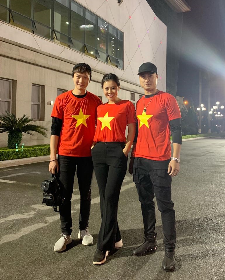 Dàn diễn viên “Quỳnh búp bê” cùng diện áo cờ đỏ sao vàng cổ vũ tuyển Việt Nam. 