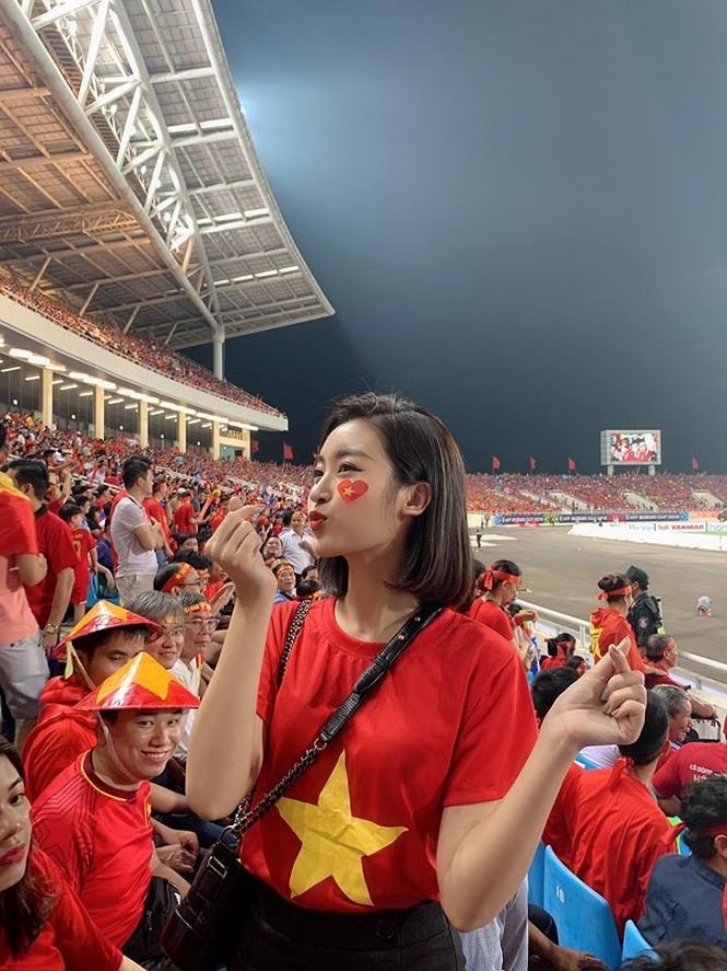 Hoa hậu Đỗ Mỹ Linh dự đoán tỉ số 1-1 cho trận Việt Nam vs Malaysia. 