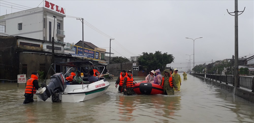 Lực lượng CSCĐ túc trực 24/24 để cứu hộ người dân thoát khỏi ngập lụt. Ảnh: Đ.V
