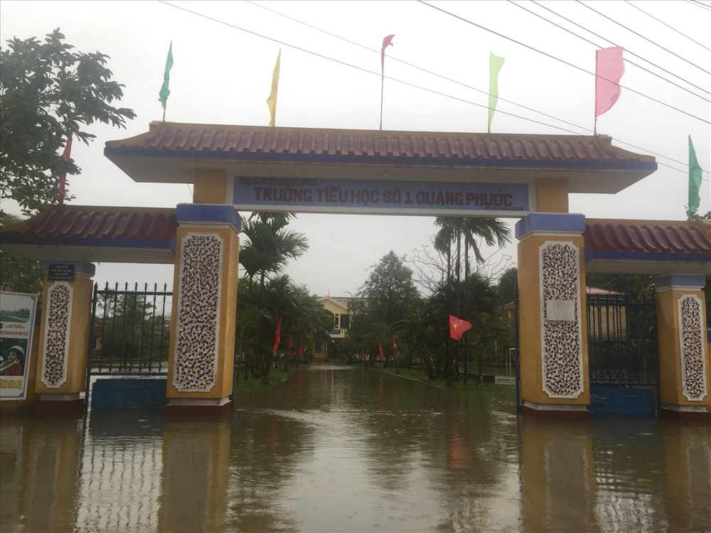 Một số trường trên địa bàn huyện Quảng Điền chủ động cho học sinh nghỉ học vì mưa lũ. Ảnh: PĐ.