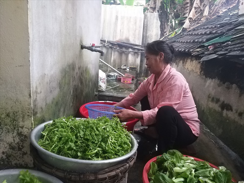 Bà Nguyễn Thị Hoa (mẹ cầu thủ Công Phượng) chuẩn bị để mời hàng xóm đến xem trận chung kết tại nhà mình