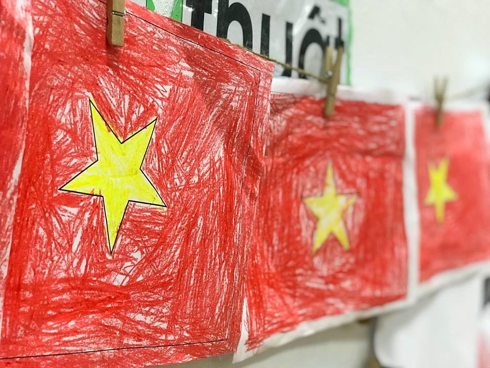 Các Em Nhỏ Và Tiết Học Đặc Biệt Vẽ Tranh Cổ Vũ Đội Tuyển Việt Nam