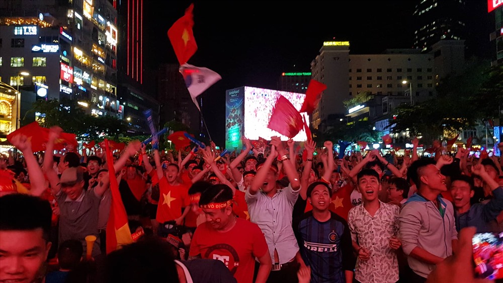 Tại TP.Hồ Chí Minh, nhiều cổ động viên sung sướng vỡ òa sau 2 bàn thắng.