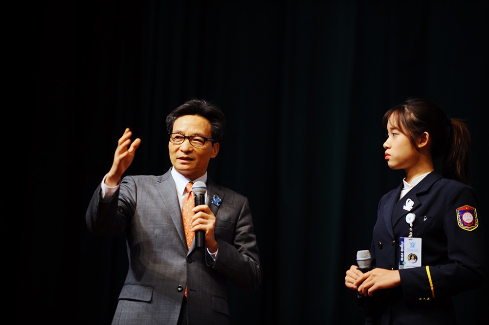 Phó Thủ tướng Vũ Đức Đam đối thoại cùng sinh viên ngày 11.12. Ảnh: Dương Triều