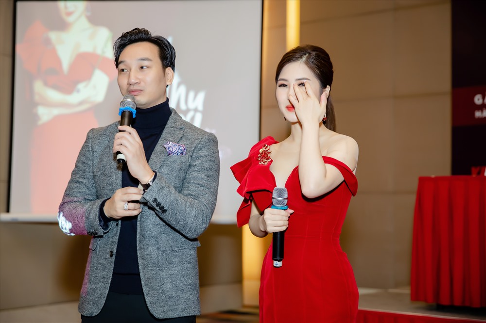 Hương Tràm bật khóc và xúc động khi nhớ lại quãng thời gian đã qua.