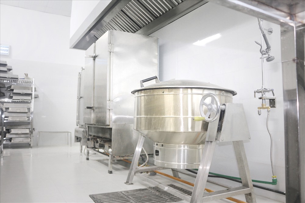 Trang thiết bị hiện đại của Bếp ăn tại Trường Tiểu học Hoàng Văn Thụ giúp công tác bán trú trở nên thuận lợi và dễ dàng hơn.