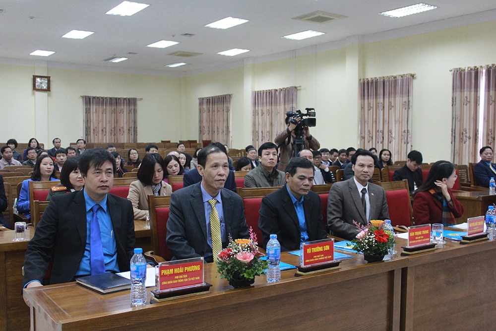 Các đại biểu Công đoàn ngành, Công đoàn Tổng Công ty TW và lãnh đạo LĐLĐ thành phố tham dự Hội nghị. 